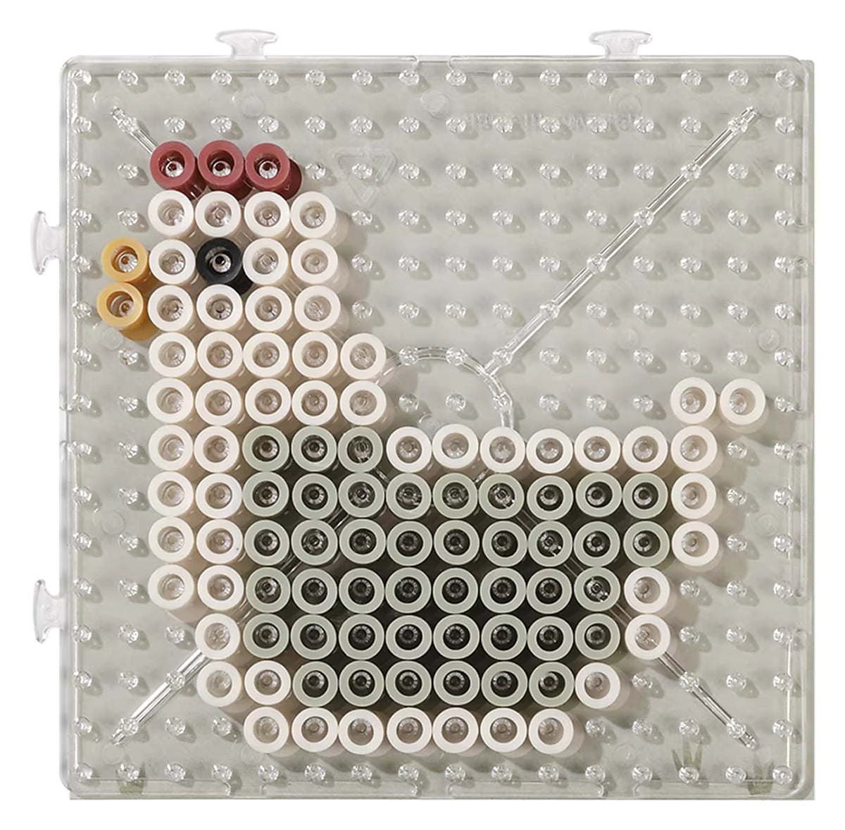 Detail van kip gemaakt met Little Dutch Strijkkralen Maxi op transparante strijkplaat, eenvoudig strijkkralen voorbeeld.