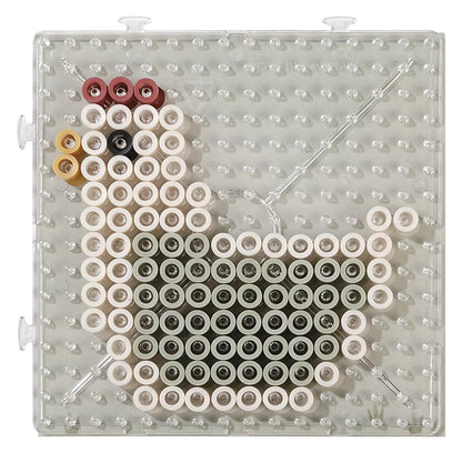 Detail van kip gemaakt met Little Dutch Strijkkralen Maxi op transparante strijkplaat, eenvoudig strijkkralen voorbeeld.