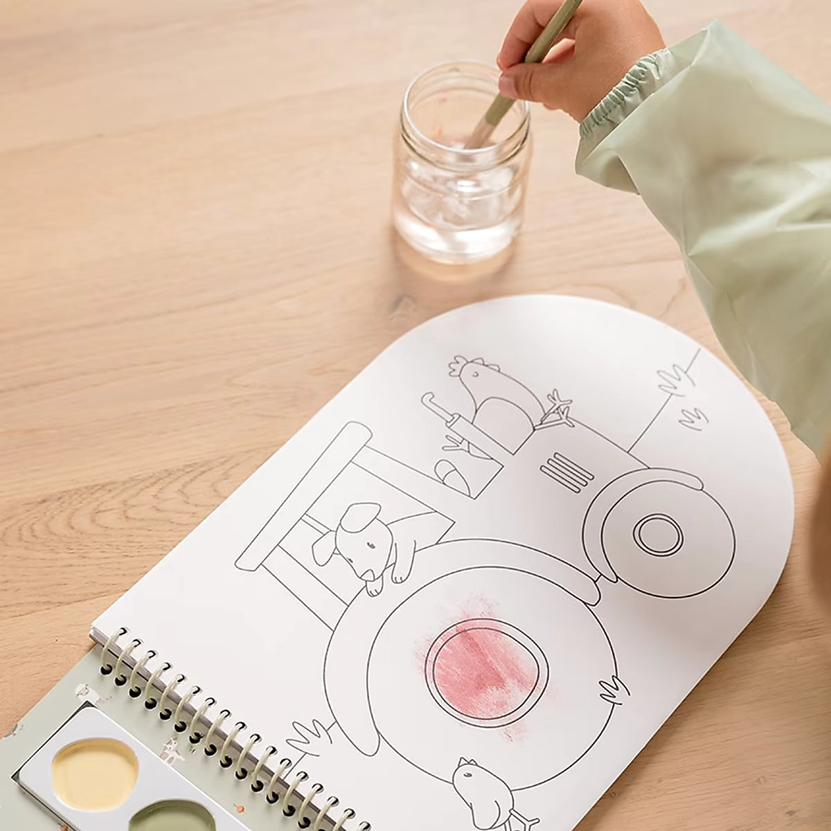 Little Dutch verfboek met kind dat penseel in waterglas doopt, een creatieve activiteit en knutsel idee voor peuters.