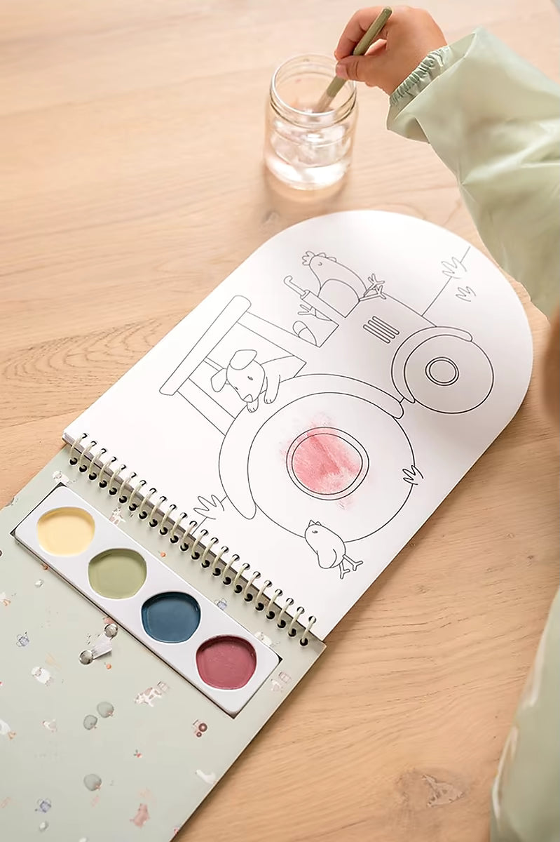 Little Dutch verfboek met kind dat tractor inkleurt met kinderverf en penseel, ideaal om met peuters te knutselen.