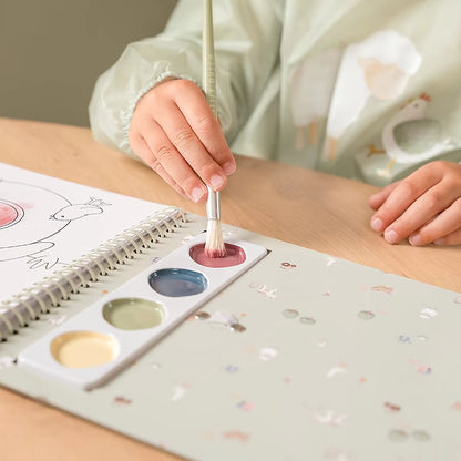 Little Dutch verfboek waarbij peuter penseel in rode waterverf dipt, ideaal voor knutselen met peuters en leuke dingen om te knutselen.