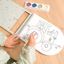 Little Dutch verfboek met peuter die tractor uit Little Farm inkleurt met waterverf, perfect voor knutselen met peuters.