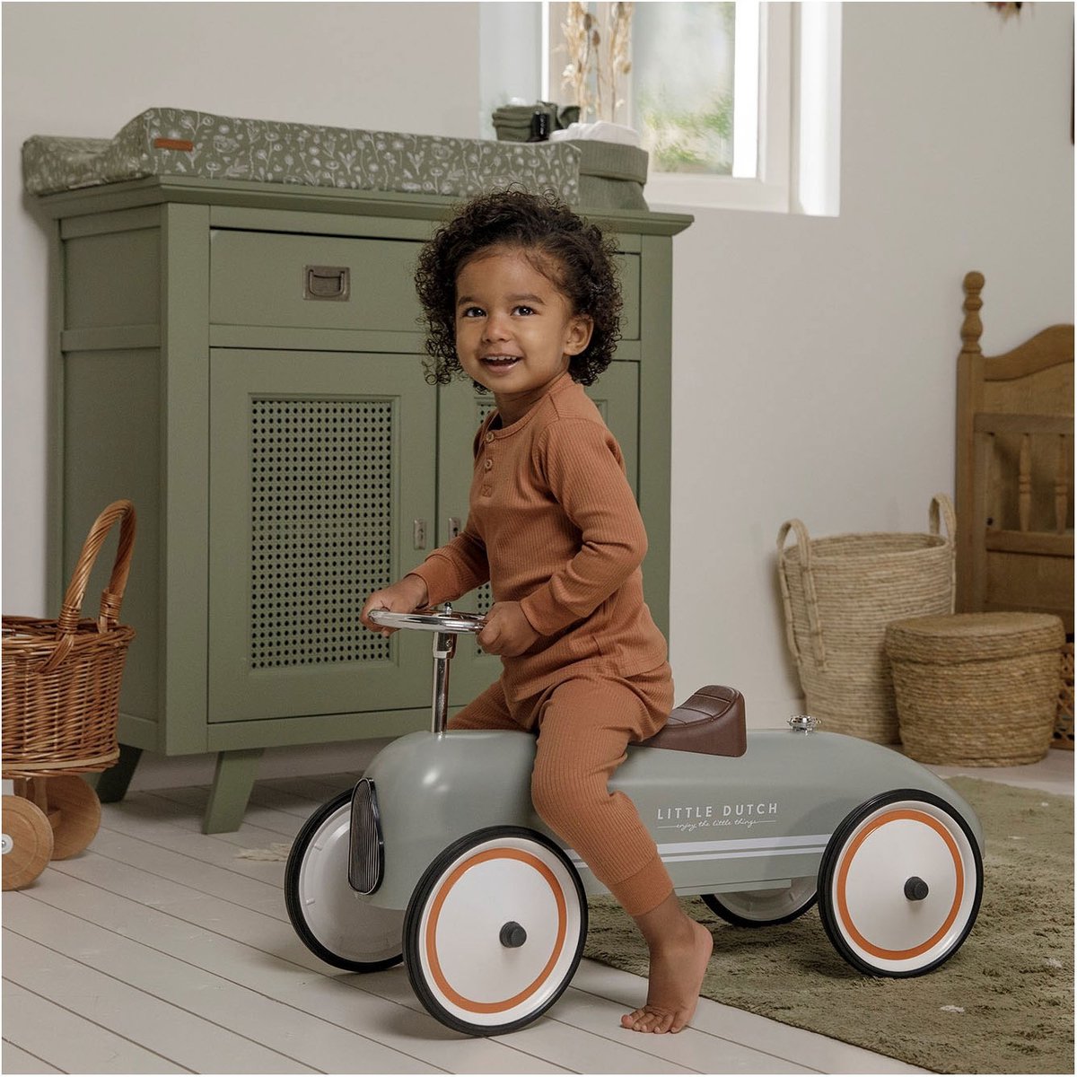 Little Dutch verjaardag cadeau: peuter speelt blij met mintgroene retro loopauto thuis