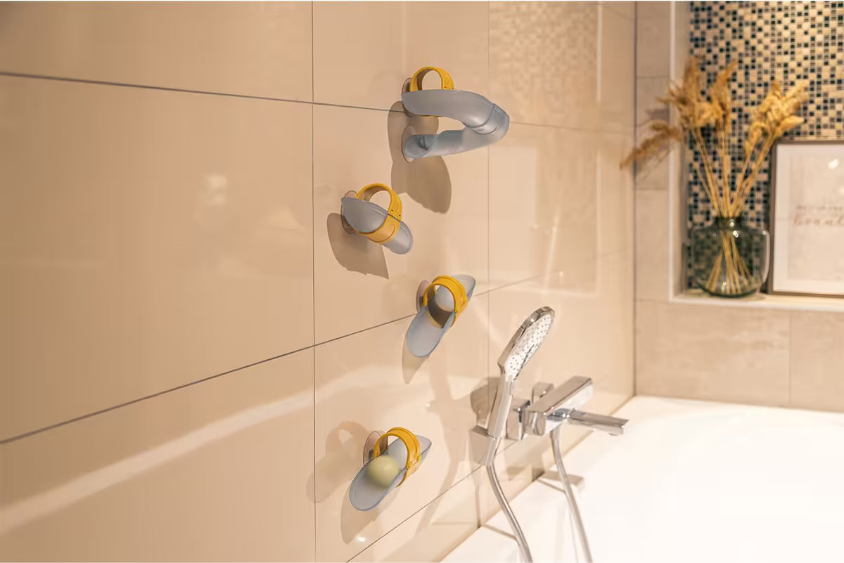 Little Dutch Waterbaan Blauw bevestigd aan tegelwand in badkamer, interactief speelgoed voor in bad met ballen.