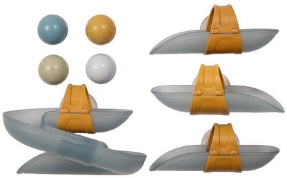 Bovenaanzicht van Little Dutch Waterbaan Blauw met vier ballen en losse banen, duurzaam badspeelgoed voor peuters.