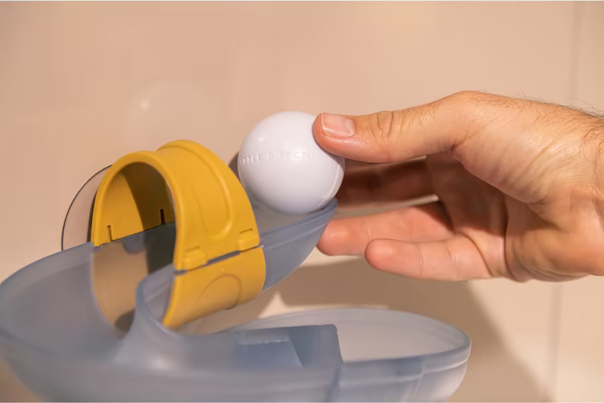 Close-up van Little Dutch Waterbaan Blauw met hand die een bal plaatst, leerzaam en leuk speelgoed voor in bad.