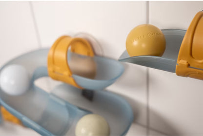 Detailfoto Little Dutch Waterbaan Blauw met rollende ballen in close-up, interactief bad speelgoed voor peuters.