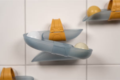 Close-up van Little Dutch Waterbaan Blauw met rollende ballen, educatief bad speelgoed voor baby en peuter.