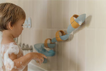 Kind speelt met Little Dutch Waterbaan Blauw in bad, vrolijk badspeelgoed dat stimuleert en waterpret vergroot.