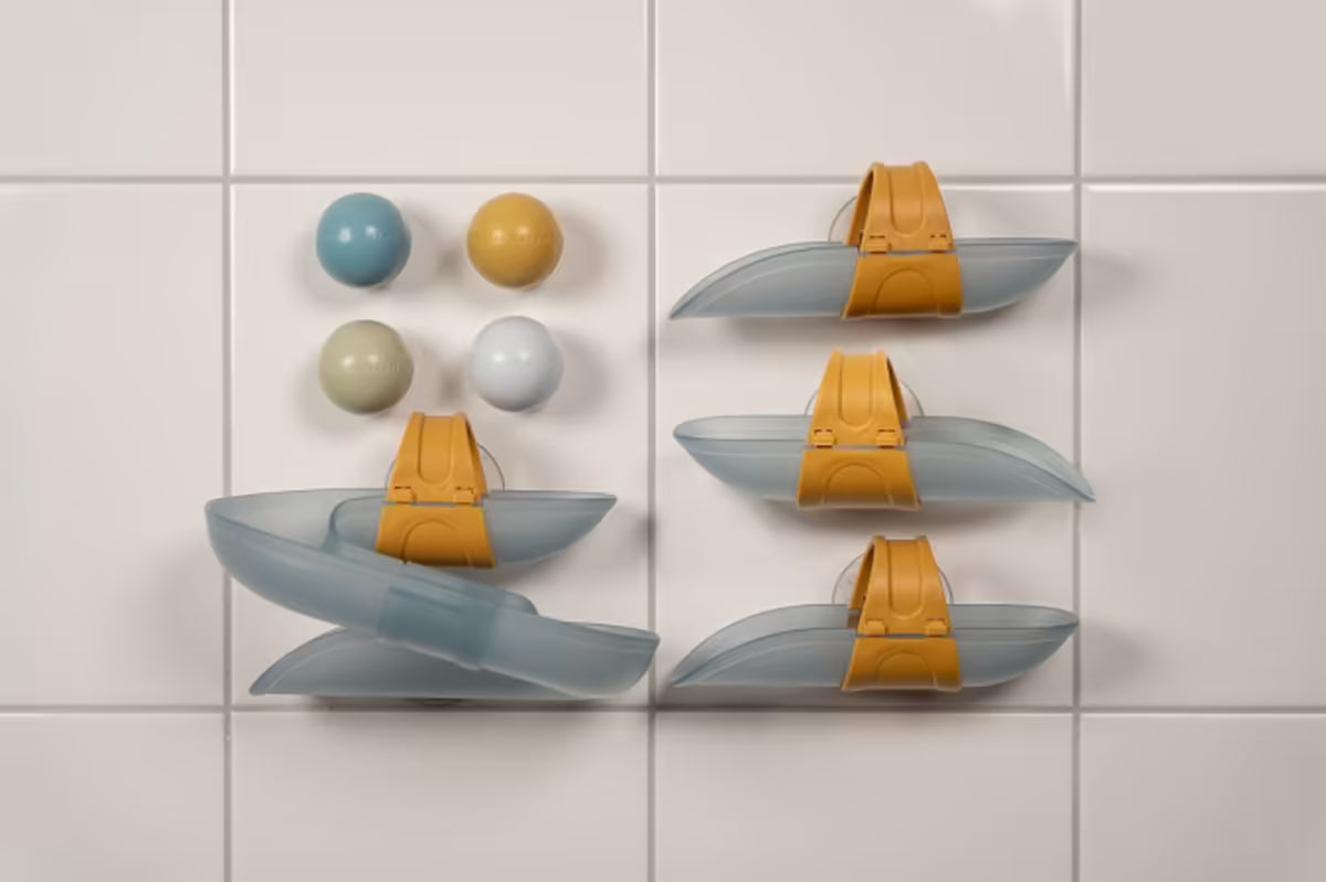 Complete set Little Dutch Waterbaan Blauw met vier ballen en banen, kleurrijk badspeelgoed voor baby en peuter.