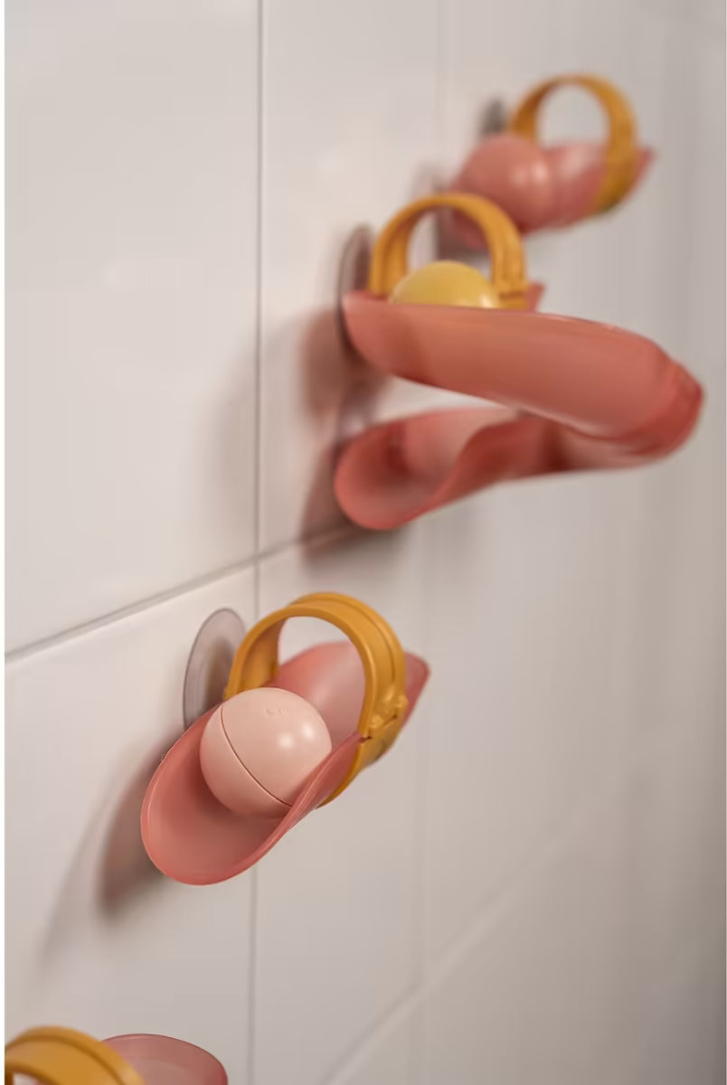 Little Dutch Waterbaan - Roze bevestigd op witte badkamertegels, kleurrijk bad speelgoed voor peuters.