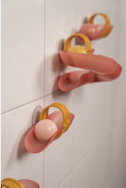 Little Dutch Waterbaan - Roze bevestigd op witte badkamertegels, kleurrijk bad speelgoed voor peuters.