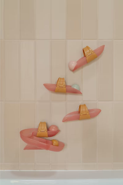 Little Dutch Waterbaan - Roze met ballen en zuignappen, ideaal badspeelgoed voor peuters in de badkamer.
