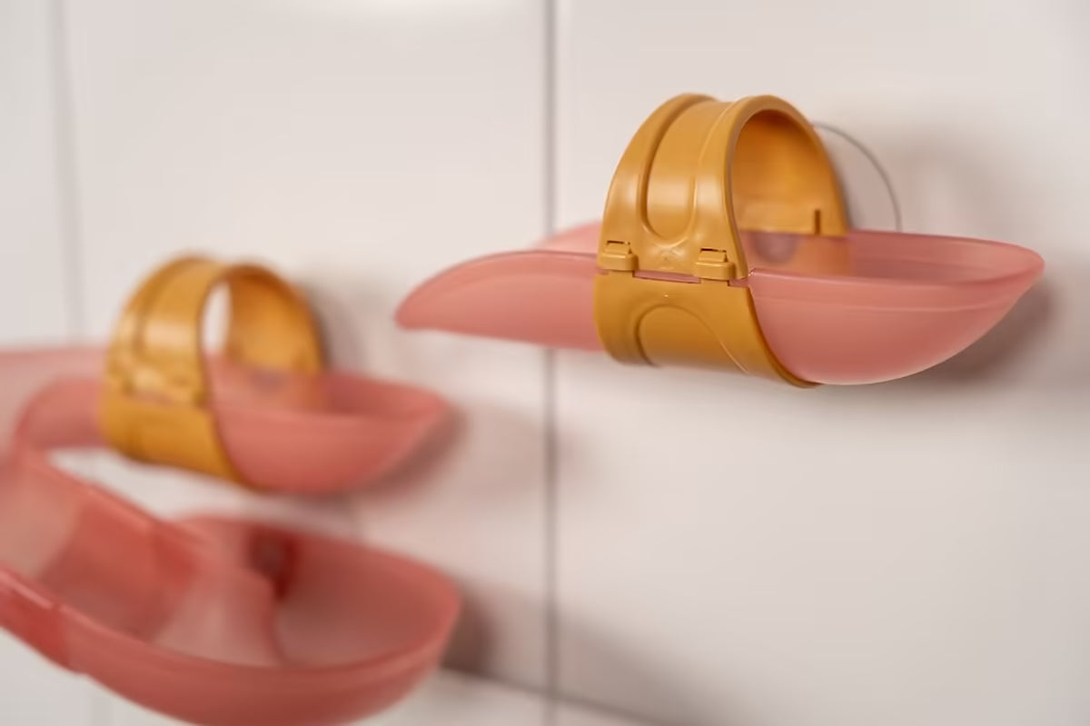 Close-up van Little Dutch Waterbaan - Roze met gele houder en zuignap, ideaal speelgoed voor in bad.