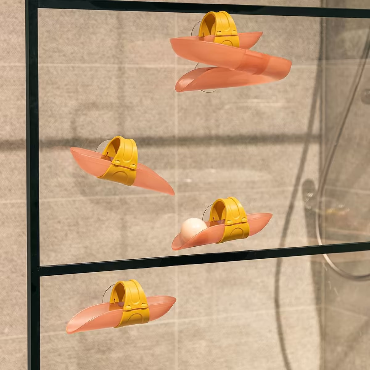 Little Dutch Waterbaan - Roze met gele houders en bal, bevestigd aan douchewand, leuk badspeelgoed voor peuters.