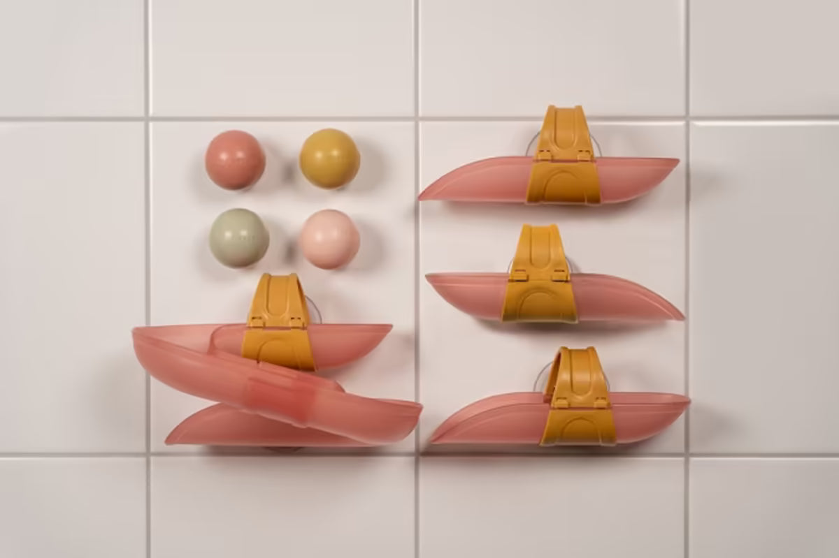 Bovenaanzicht van Little Dutch Waterbaan - Roze met vier ballen en losse onderdelen, bad speelgoed voor peuters.