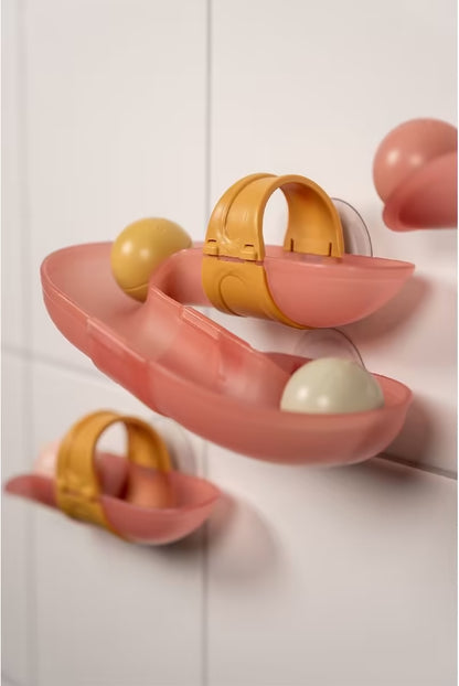 Detailfoto van Little Dutch Waterbaan - Roze met gele houder, speelgoed voor in bad met gekleurde ballen.
