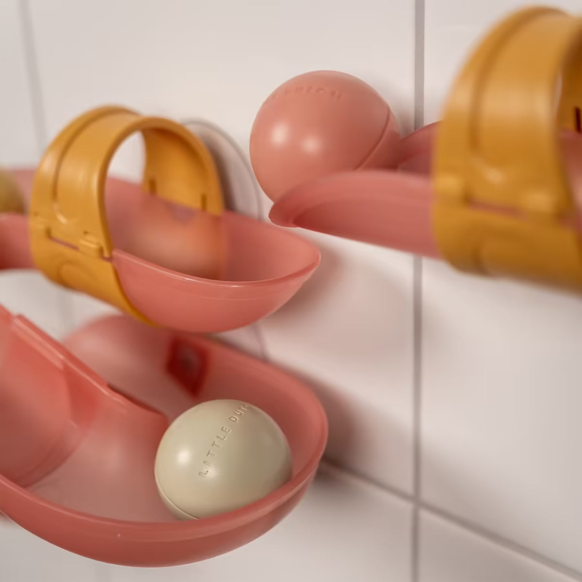 Detailfoto van Little Dutch Waterbaan - Roze met ballen op witte tegels, kleurrijk speelgoed voor in bad bij baby en peuter.