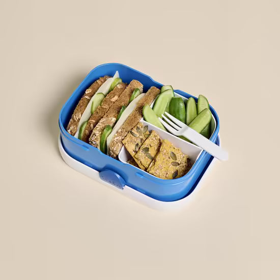 Blauwe lunchbox met bento-indeling, gevuld met brood en groente, inclusief vorkje en perfect voor kinderen
