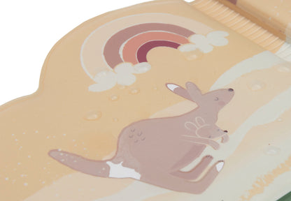 Jollein Magisch Badboekje Kangaroots detailfoto met moeder en babykangoeroe onder regenboog, close-up