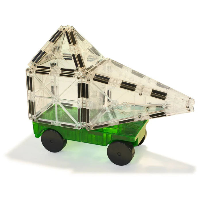 Een Magna Tiles speelgoedvoertuig bestaat uit doorschijnende tegels met een groene onderkant en zwarte wielen.