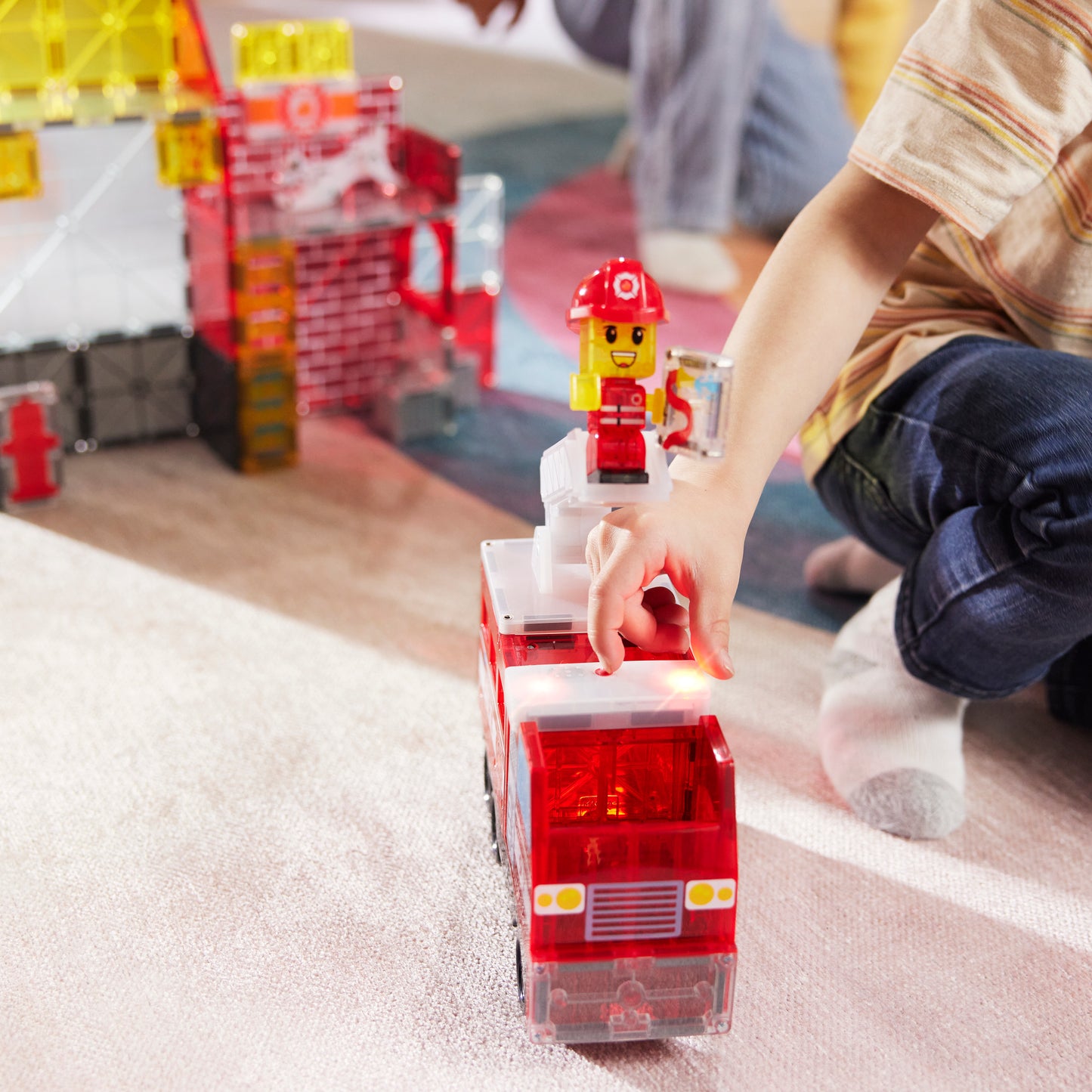Magnetic magna tiles brandweerwagen close-up met MicroMags figuur op uitschuifbare ladder met lichteffect