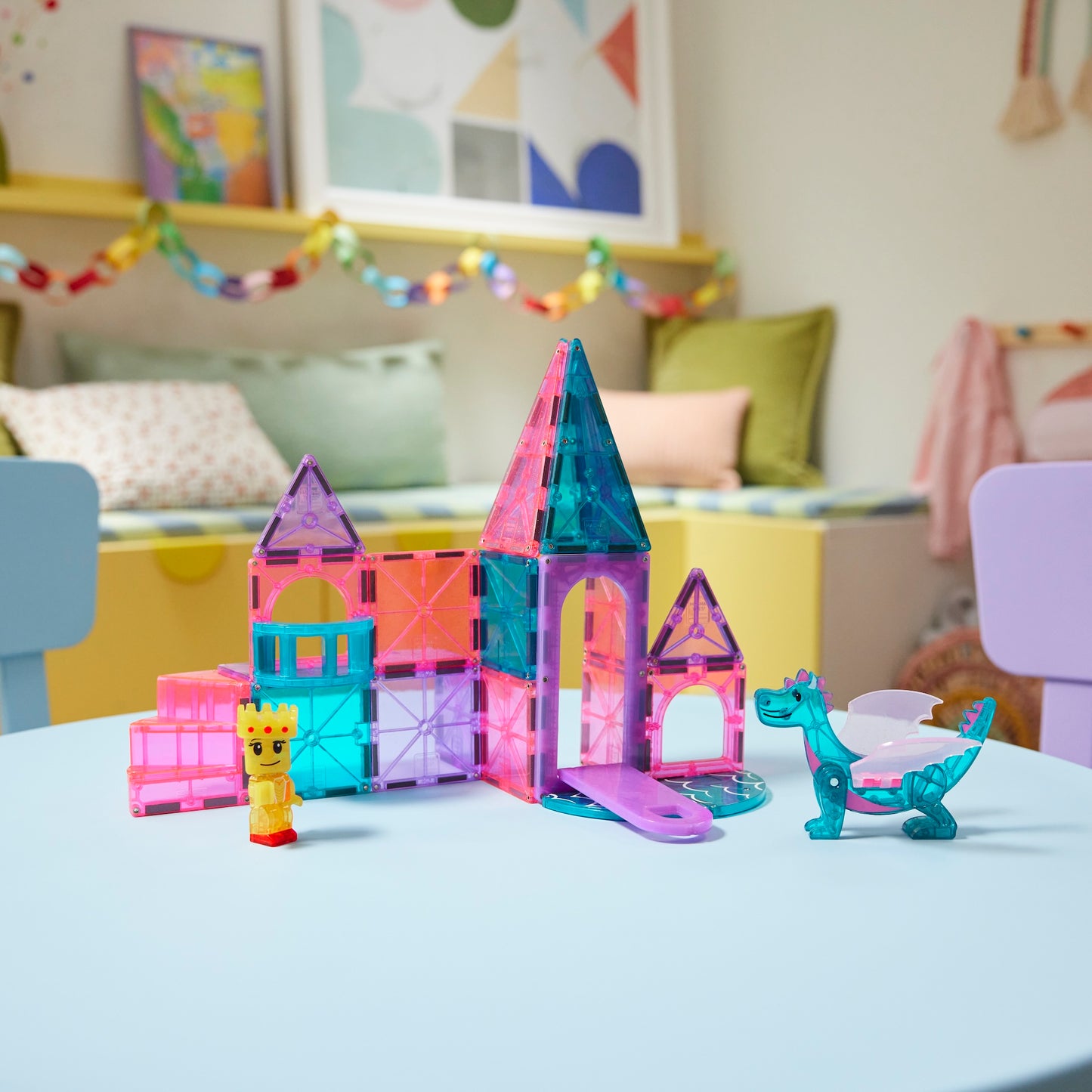 Magnetic magna tiles Castle speelset opgebouwd tot kleurrijk kasteel in kinderkamer met MicroMags