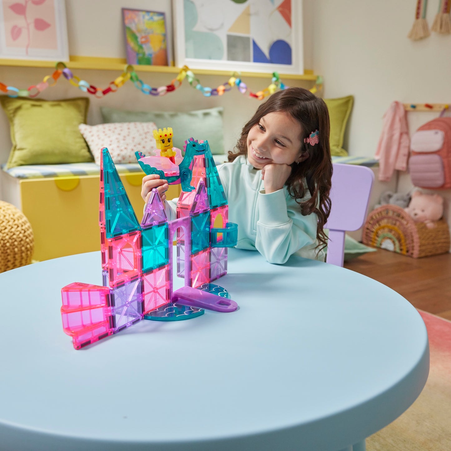 Magnetic magna tiles Castle meisje speelt met kasteel magneet speelgoed in roze en blauw tinten