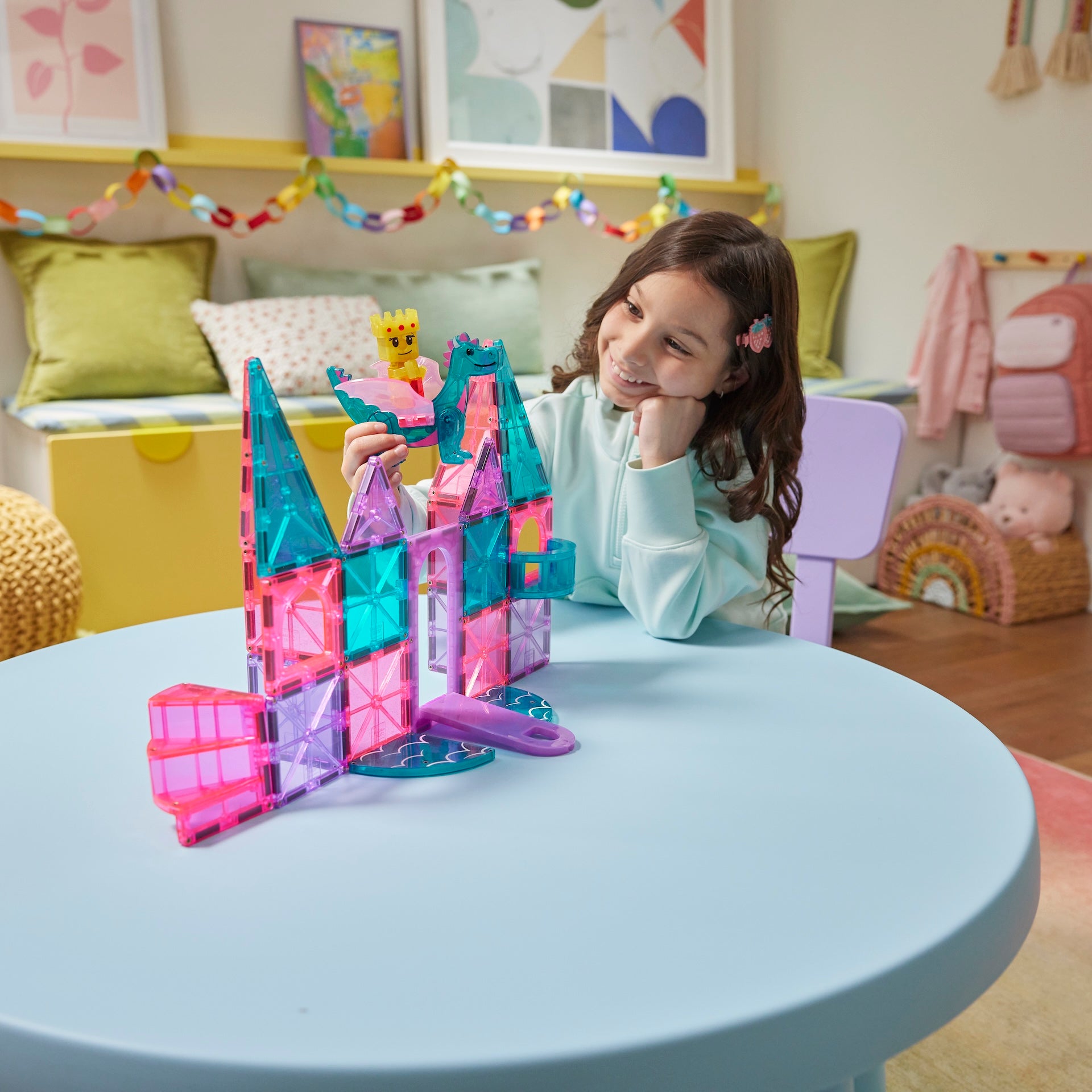 Magnetic magna tiles Castle meisje speelt met kasteel magneet speelgoed in roze en blauw tinten