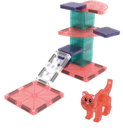 Cat Tree speelboom van Magna Tiles met roze en blauwe tegels en een rode kat naast een magnetisch trapje.