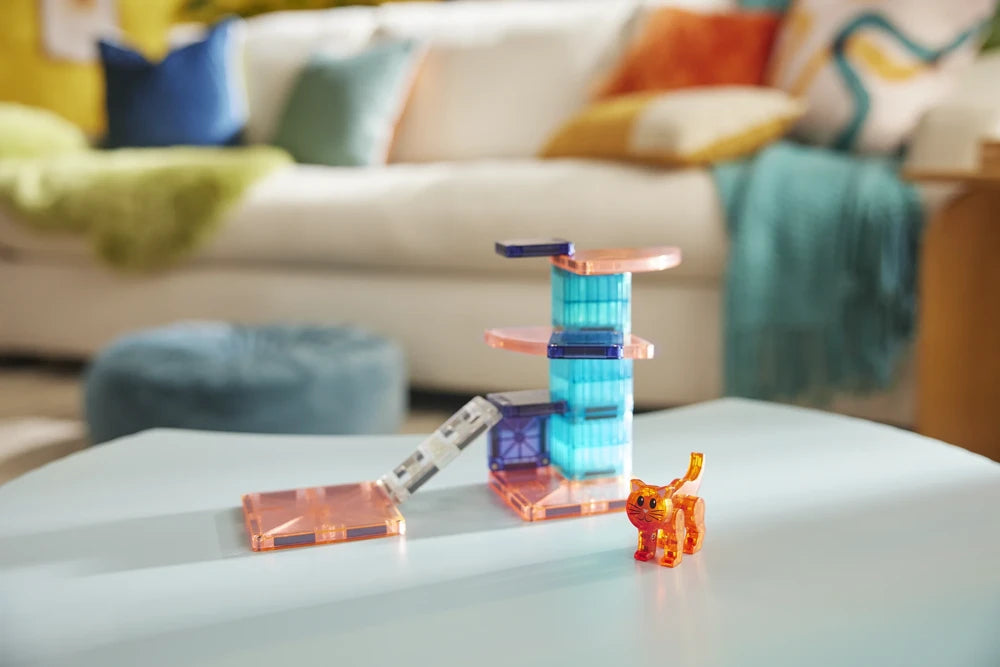Magnetisch speelgoed Cat Tree van Magna Tiles met rode kat en kleurrijke bouwstructuur op tafel.