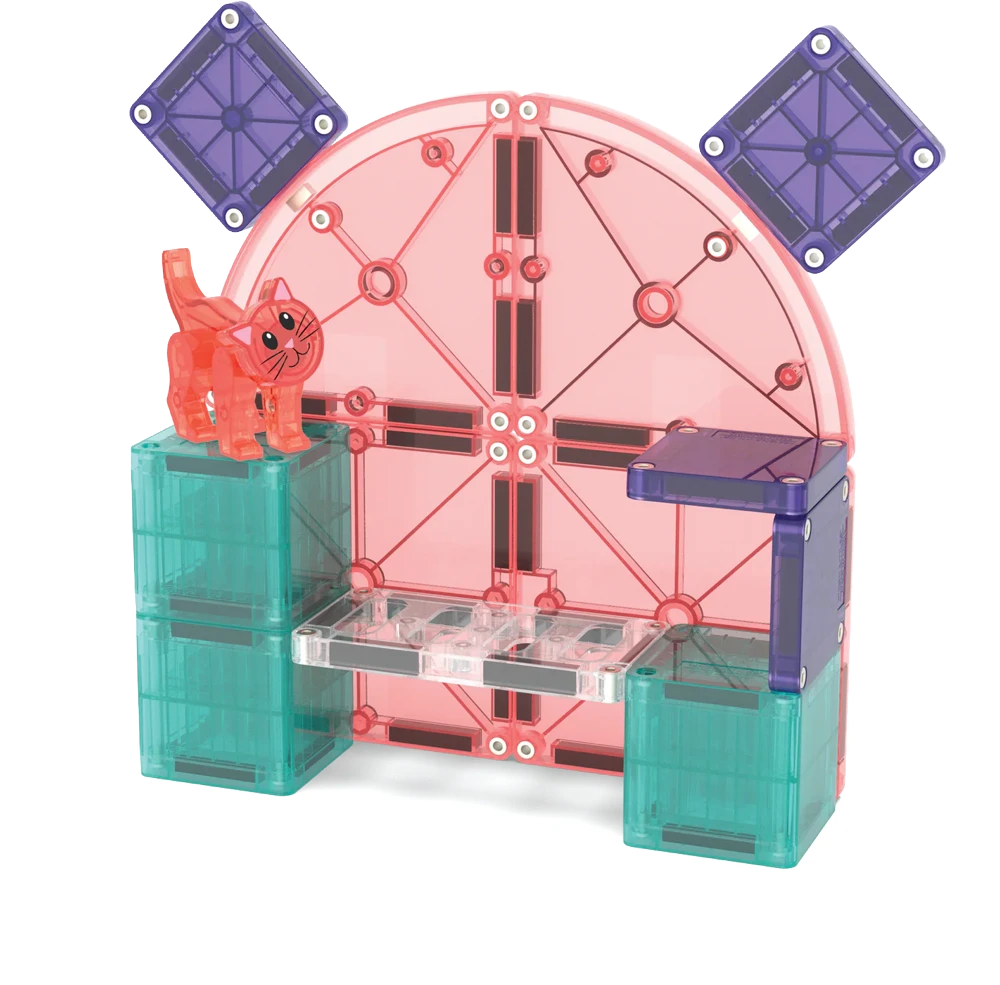 Gekleurde magnetische speelstructuur met MicroMags en rode kat, gebouwd met Magna Tiles Cat Tree set.