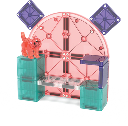 Gekleurde magnetische speelstructuur met MicroMags en rode kat, gebouwd met Magna Tiles Cat Tree set.