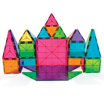 Magnetic magna tiles classic kasteel gebouwd met transparante vierkanten en driehoeken bovenaanzicht