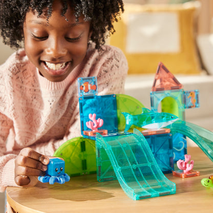 Magnetic magna tiles Coral Reef kind speelt met magnetische octopus sensorisch speelgoed close-up