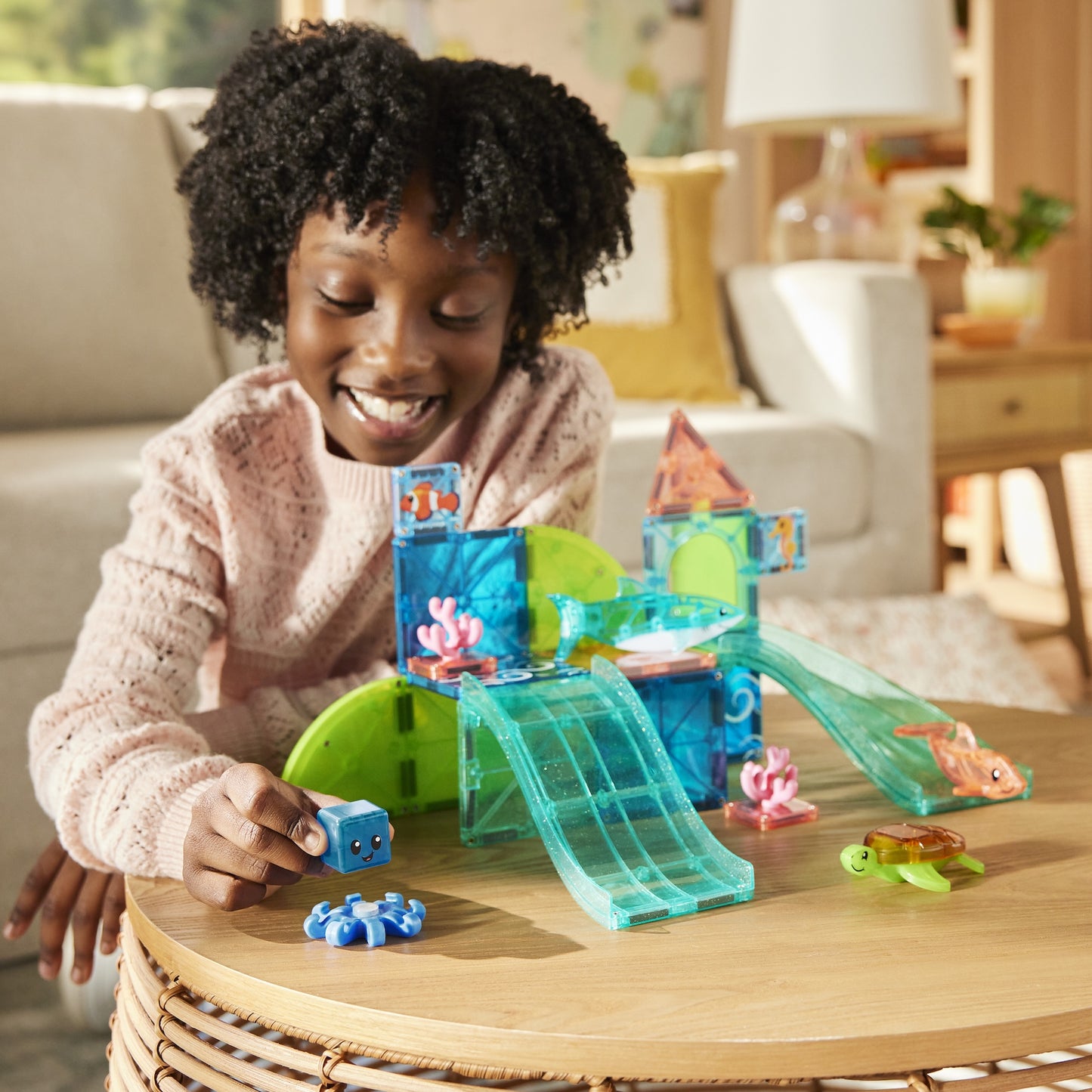 Magnetic magna tiles Coral Reef meisje bouwt onderwaterwereld met MicroMags en pop it Fidget toy