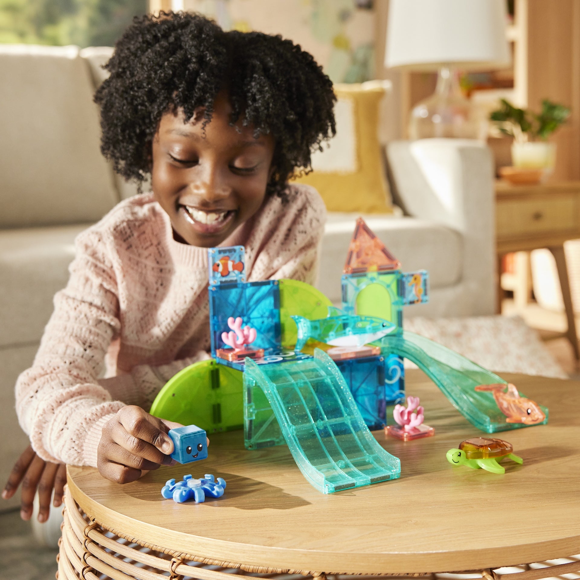 Magnetic magna tiles Coral Reef meisje bouwt onderwaterwereld met MicroMags en pop it Fidget toy