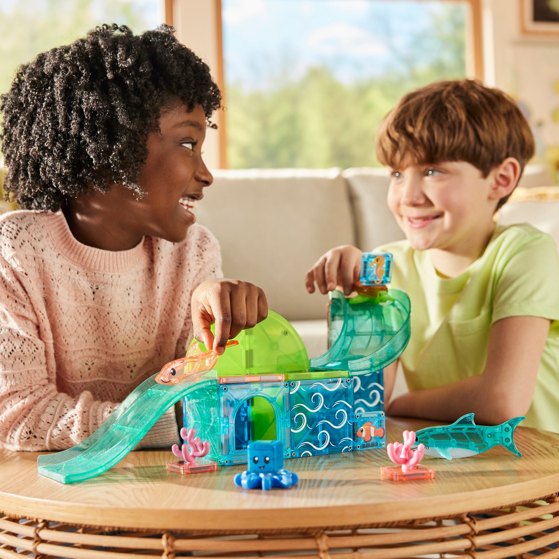 Magnetic magna tiles Coral Reef moeder en kind spelen samen met magnetisch speelgoed zeedieren