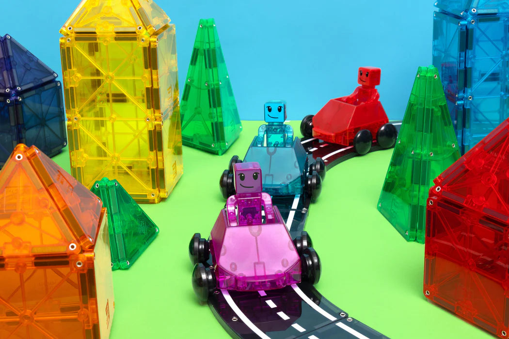 Magnetic magna tiles dashers in speelsituatie met kleurrijke auto's tussen magnetische tegels