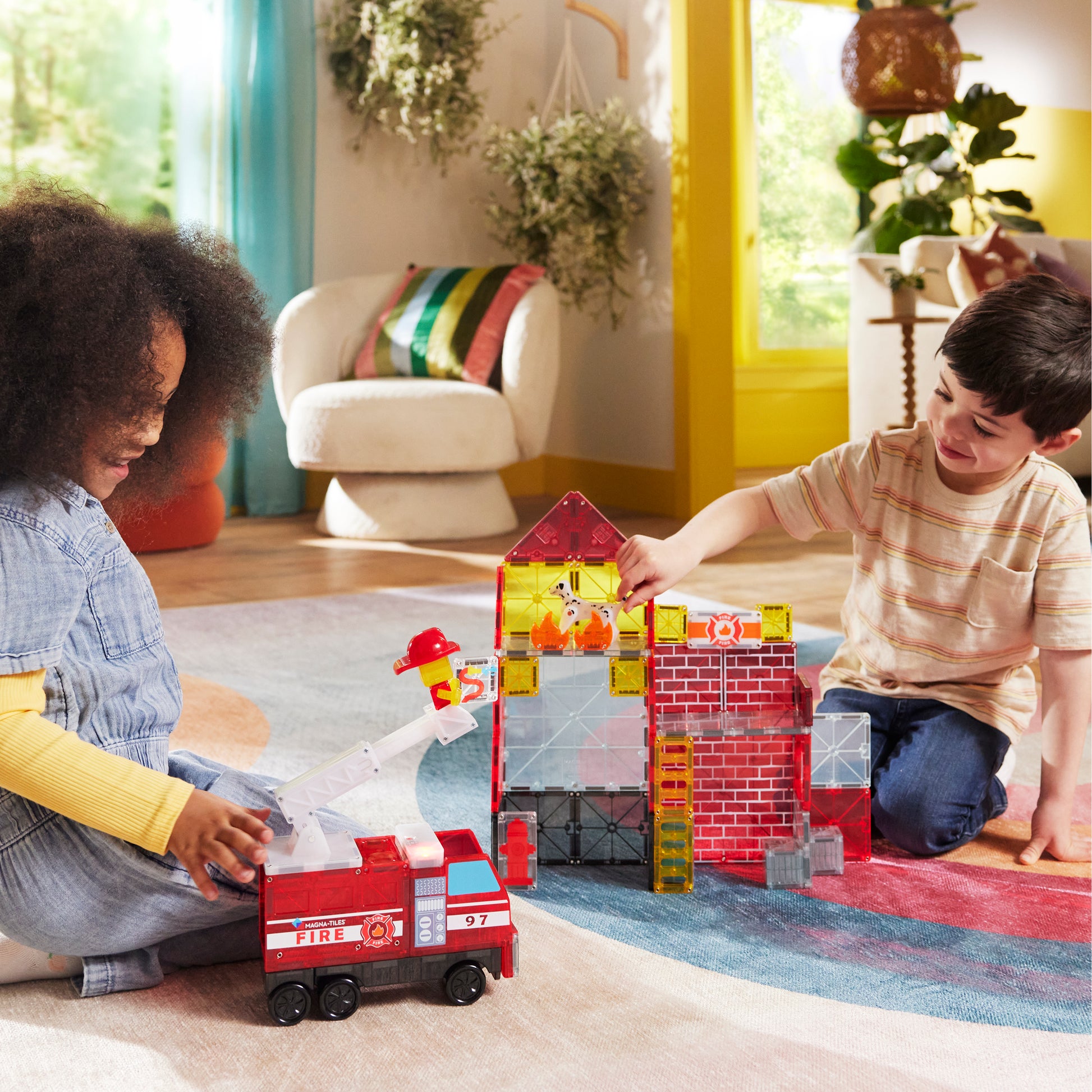 Magnetic magna tiles Fire Station speelsituatie met kinderen die brandweerkazerne bouwen met magneet speelgoed