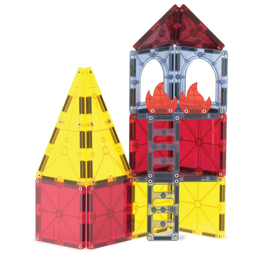 Hoge toren en gele brandweerconstructie gemaakt van 27 magnetische tegels van Magna Tiles Fire Station set.