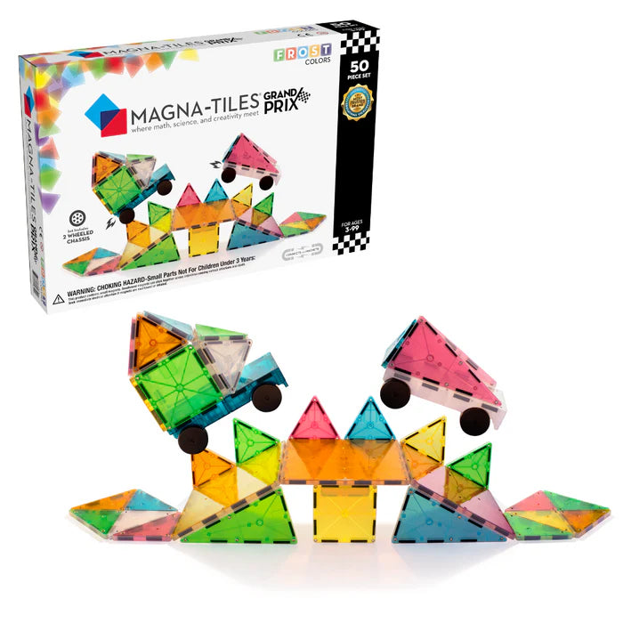MAGNA-TILES Grand Prix-set bevat kleurrijke magnetische tegels om auto's, driewielers en constructies te bouwen. Doos op de achtergrond.