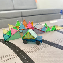 De Magnetic Magna-Tiles Grand Prix-set creëert een kleurrijke constructie en een speels tafereel met een kleine auto op de speelmat.