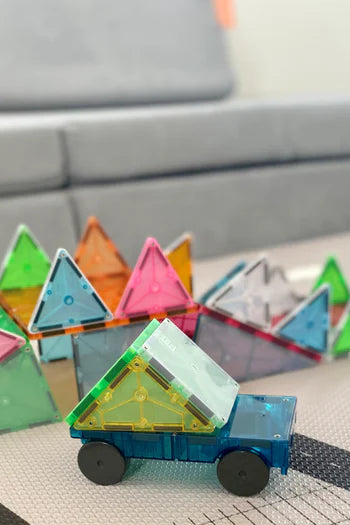 Magna-Tiles grand prix set met 50 magnetische bouwstenen. auto gebouwd van magneten stenen en brug.