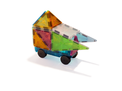 Magna Tiles Grand Prix: Kleurrijke, doorschijnende magneettegels met wieltjes, set van 50 stuks.