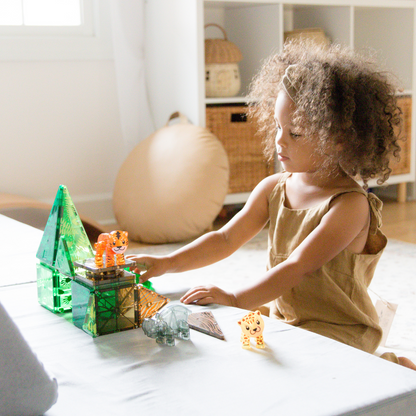 Kind speelt aan tafel met magnetic magna tiles Jungle Animals magnetisch speelgoed in woonkamer sfeer