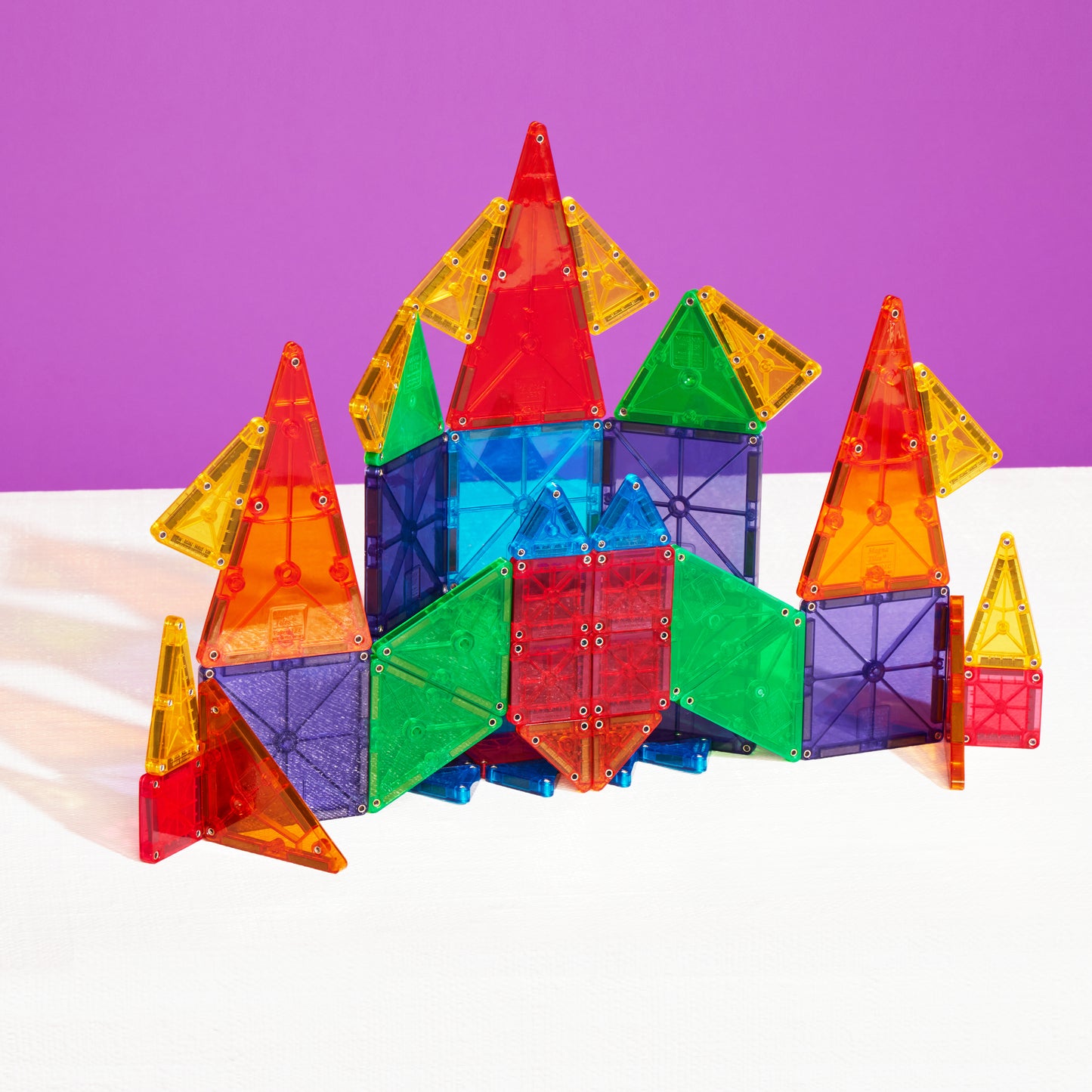 Magnetic magna tiles kleurrijk kasteel met torens gebouwd uit 46 magnetische tegels magneet speelgoed