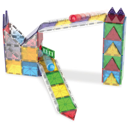 Magnetic magna tiles knikkerbaan bovenaanzicht met kleurrijke magnetische tegels en knikkers in actie