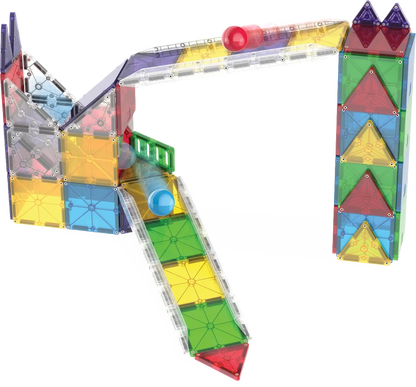 Kleurrijke Magna Tiles knikkerbaan met blauwe en rode knikkers op stevige transparante rails.