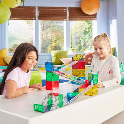 Magnetic magna tiles knikkerbaan magnetisch speelgoed met kinderen in lichte speelkamer met knikkers